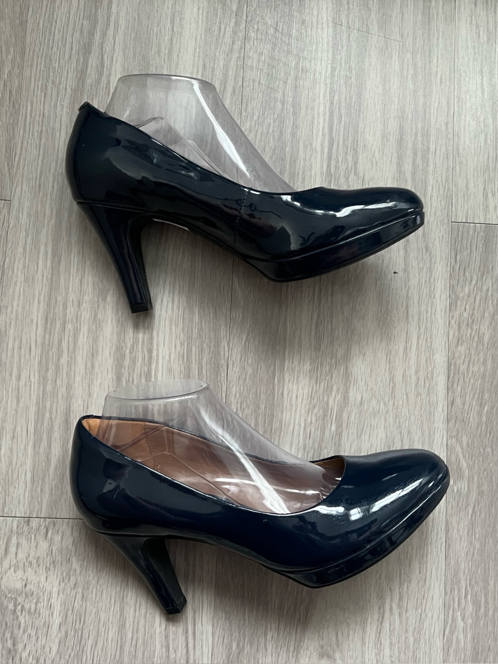 Clarks Collection Navy Patent Leather Pumps Size 9.5 Cushion Soft Heels
